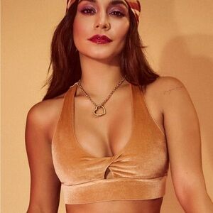 Fabletics OASIS TWIST-FRONT VELOUR SPORTS BRA